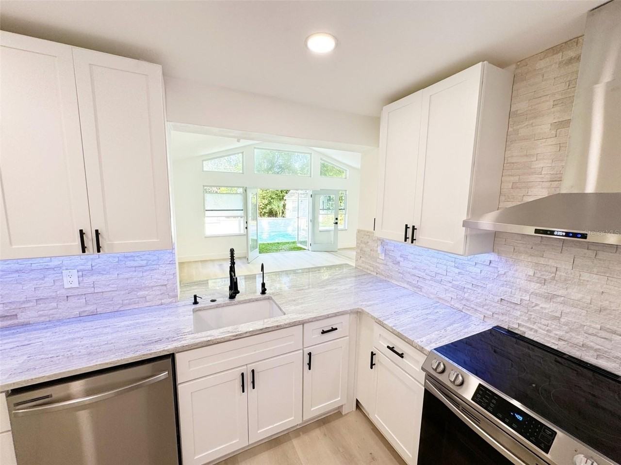 101 S Corona Ave - Photo 4 of 27