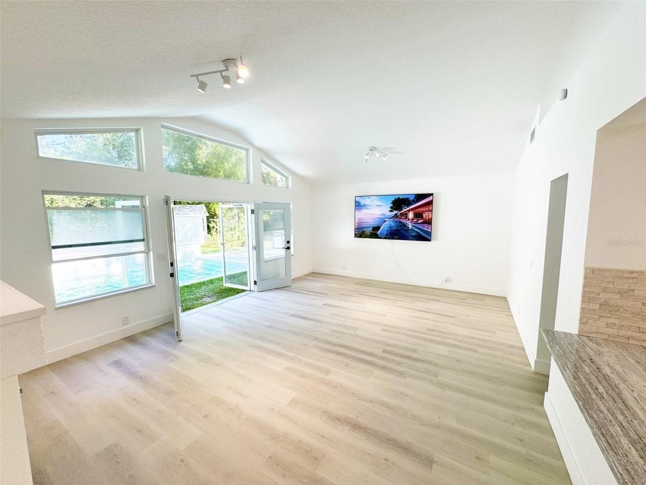 101 S Corona Ave - Photo 5 of 27
