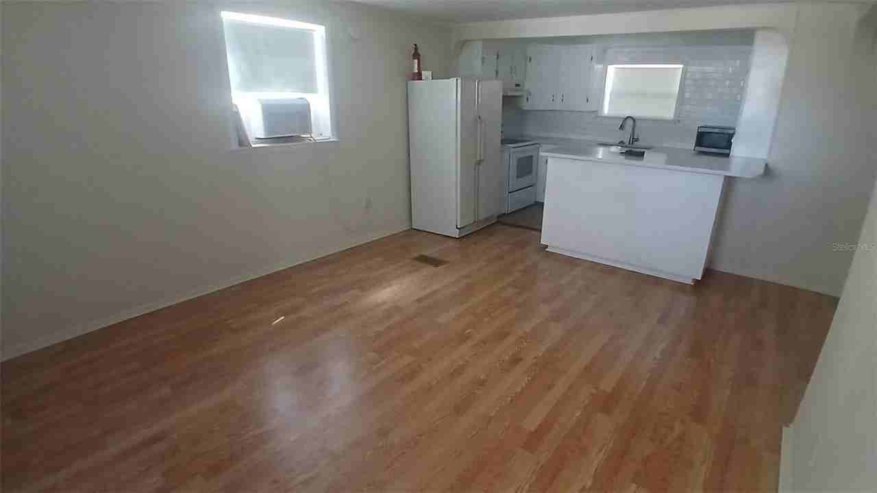 542 Division St - Photo 3 of 8
