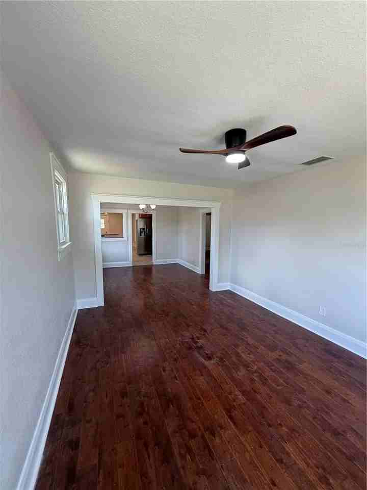 919 W Plymouth St - Photo 3 of 18