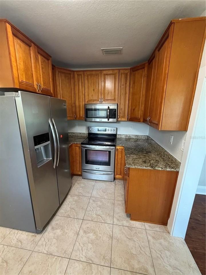 919 W Plymouth St - Photo 5 of 18