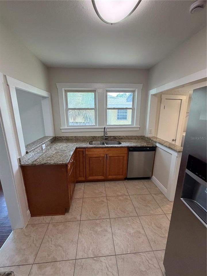 919 W Plymouth St - Photo 6 of 18