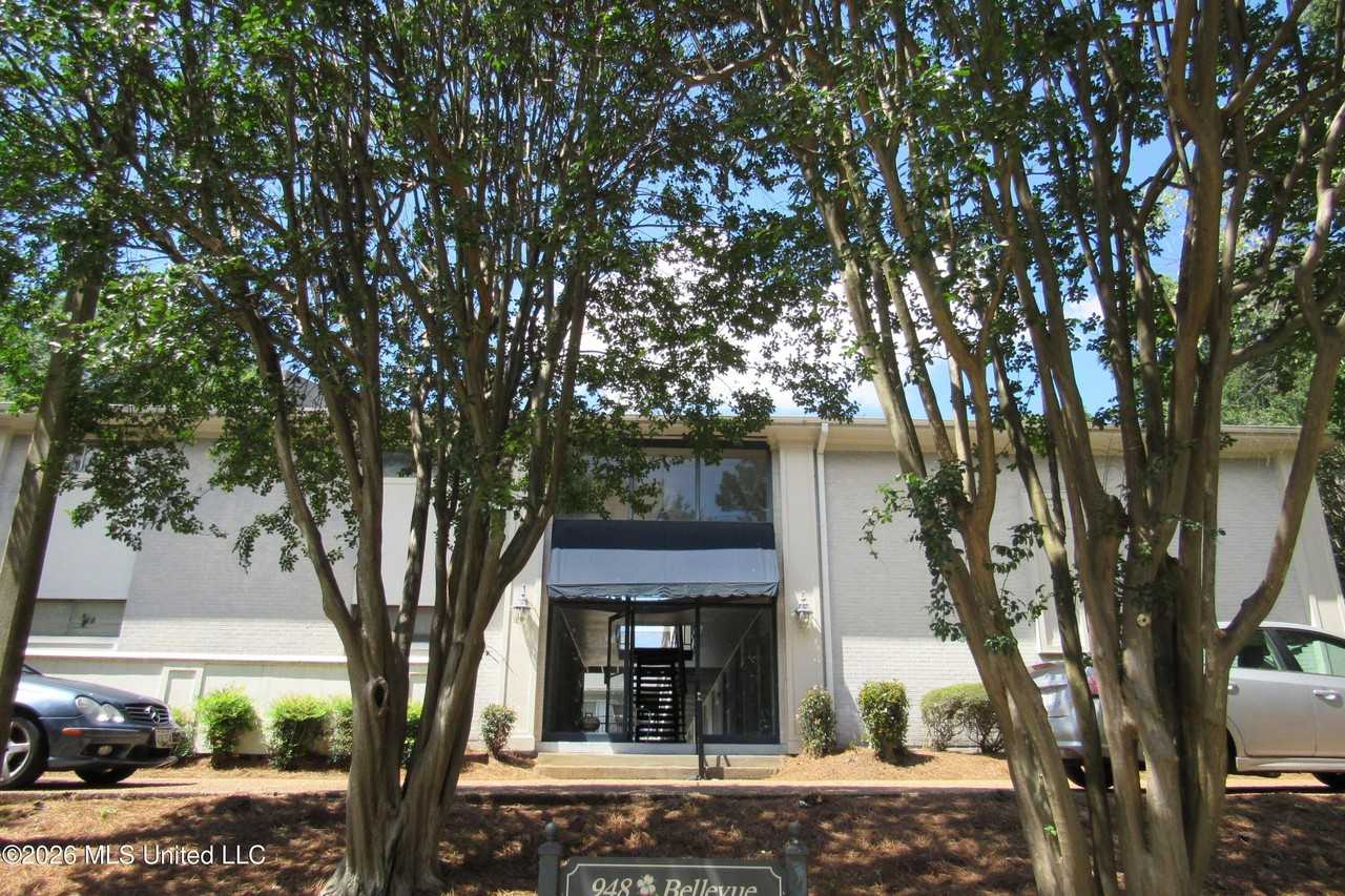 948 Bellevue Pl Apt 204