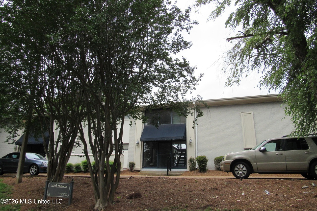 948 Bellevue Pl Apt 204 - Photo 2 of 16