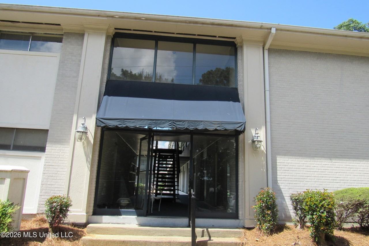 948 Bellevue Pl Apt 204 - Photo 3 of 16