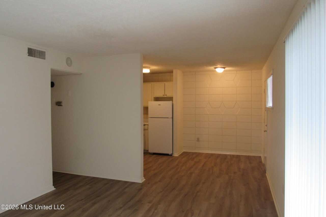 948 Bellevue Pl Apt 204 - Photo 6 of 16