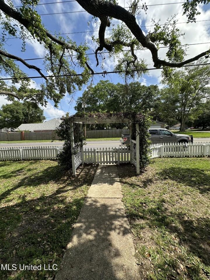 4215 Ingalls Ave - Photo 3 of 31