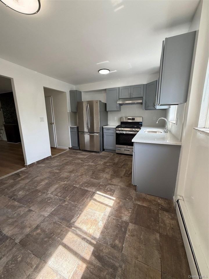 347 Quincy Ave - Photo 2 of 13