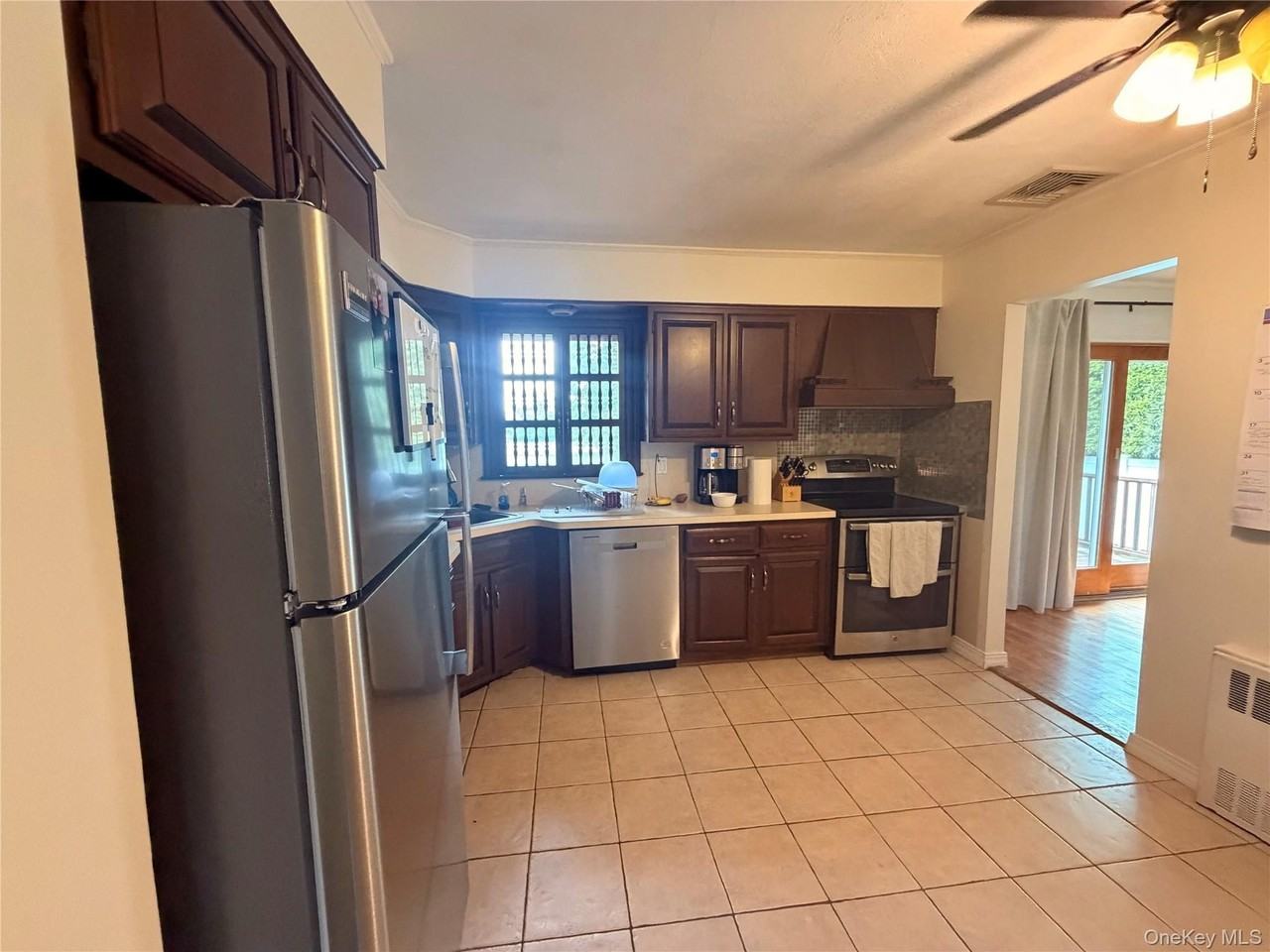 748 Leslie Ln - Photo 5 of 15