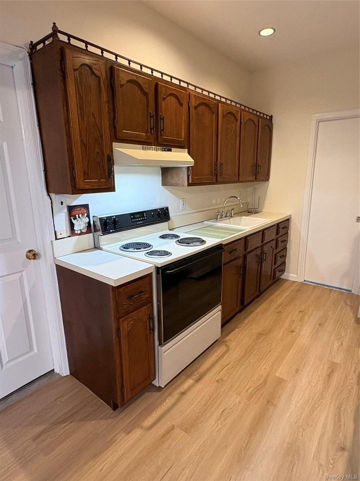 54 Old Brook Rd - Photo 5 of 13