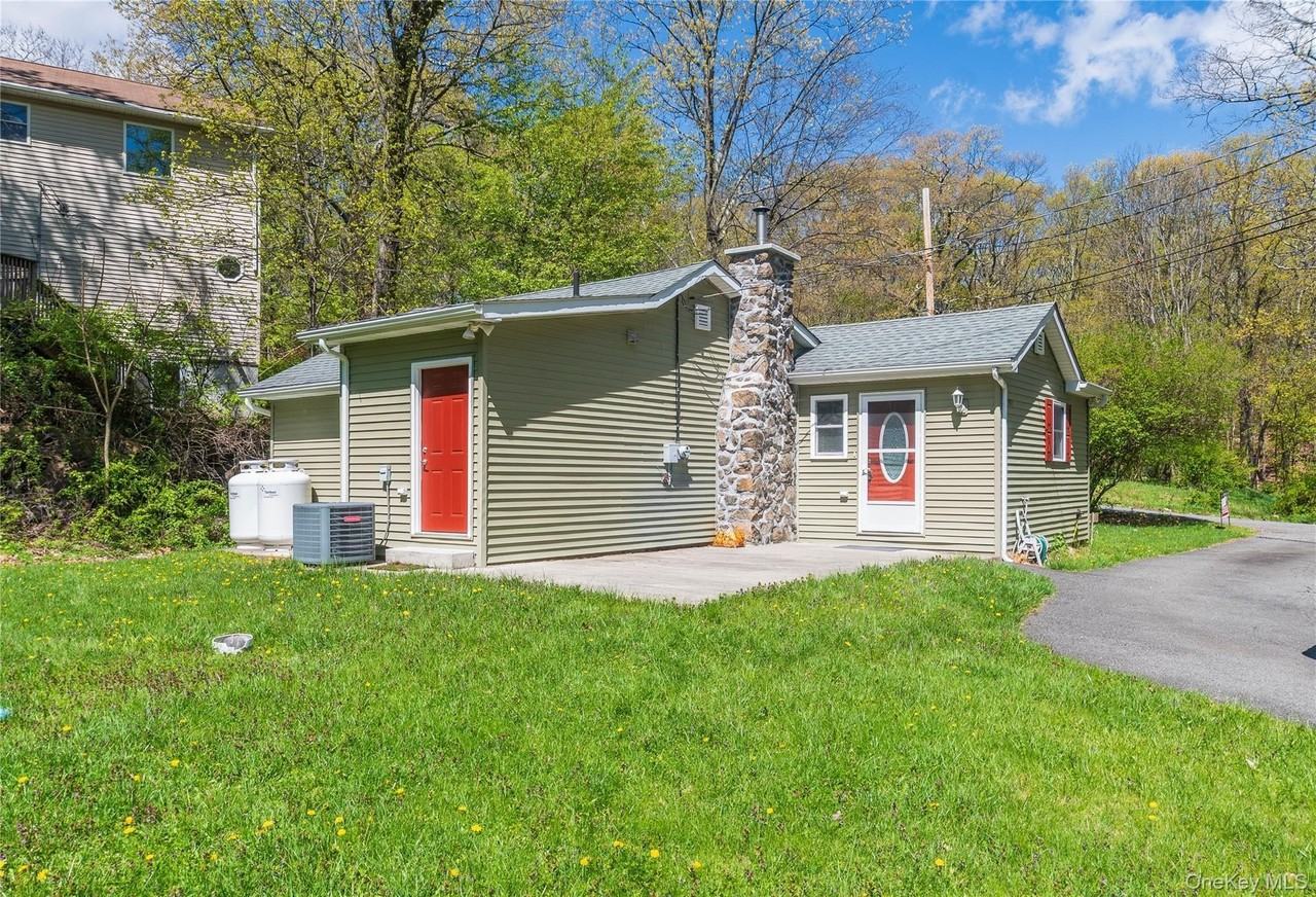 797 Forest Glen Rd - Photo 3 of 27