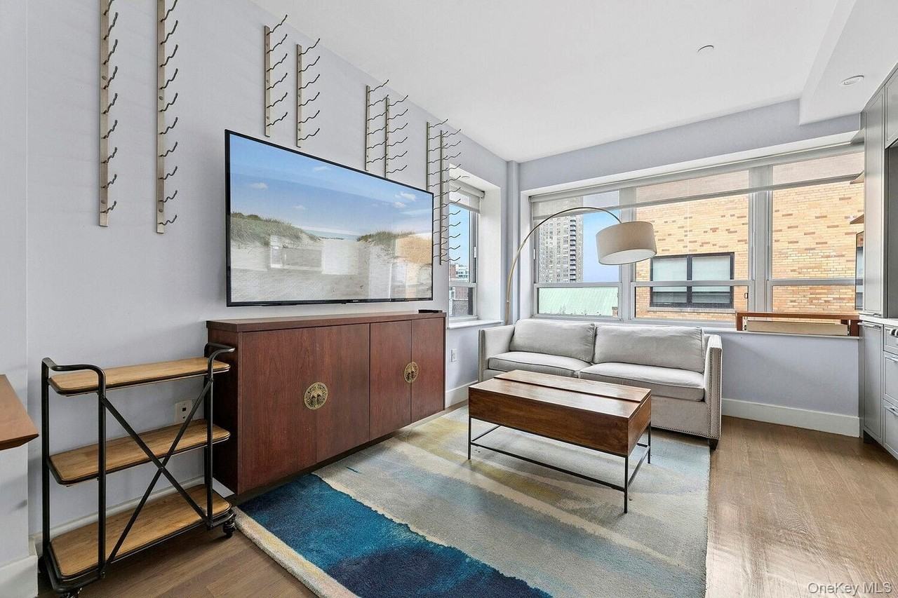 432 W 52nd St #D7 - Photo 2 of 10