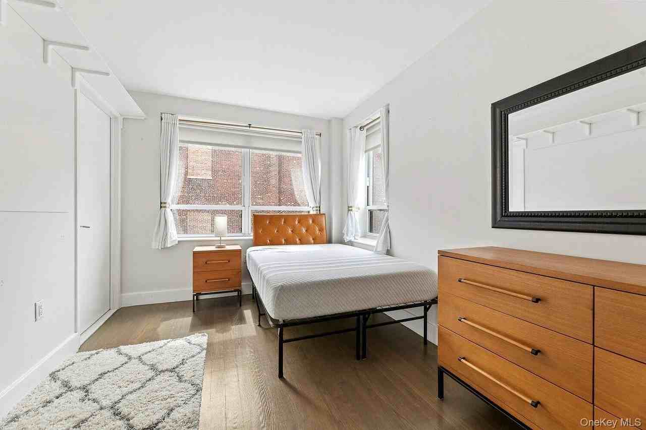 432 W 52nd St #D7 - Photo 4 of 10