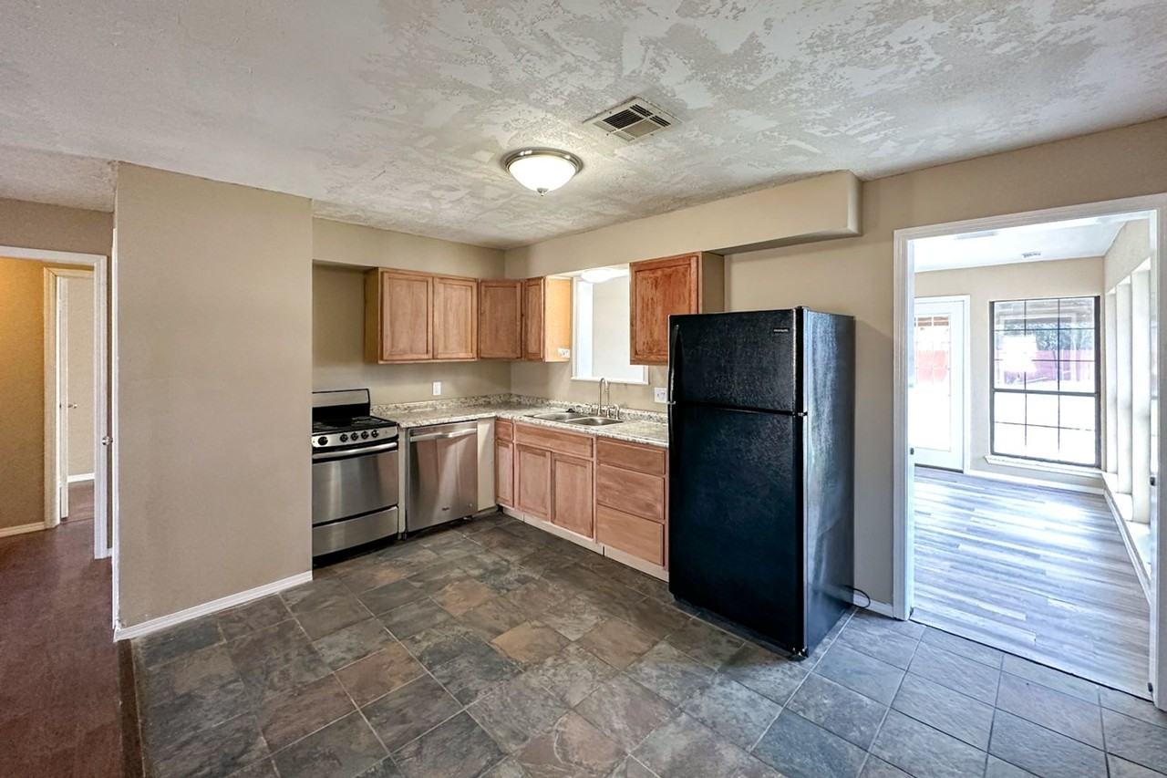 972 Nw 5th St - Photo 3 of 14