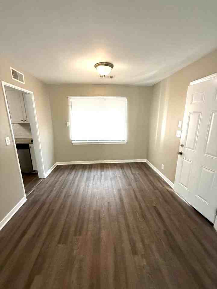 942 Parkwood Ct - Photo 3 of 15