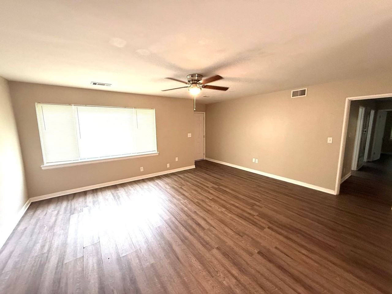 942 Parkwood Ct - Photo 4 of 15