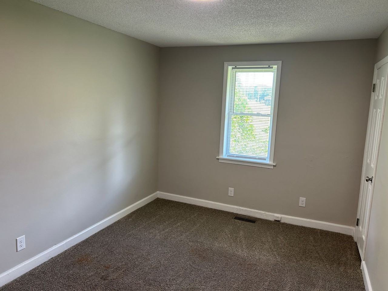 1659 Ne 23rd St - Photo 6 of 12