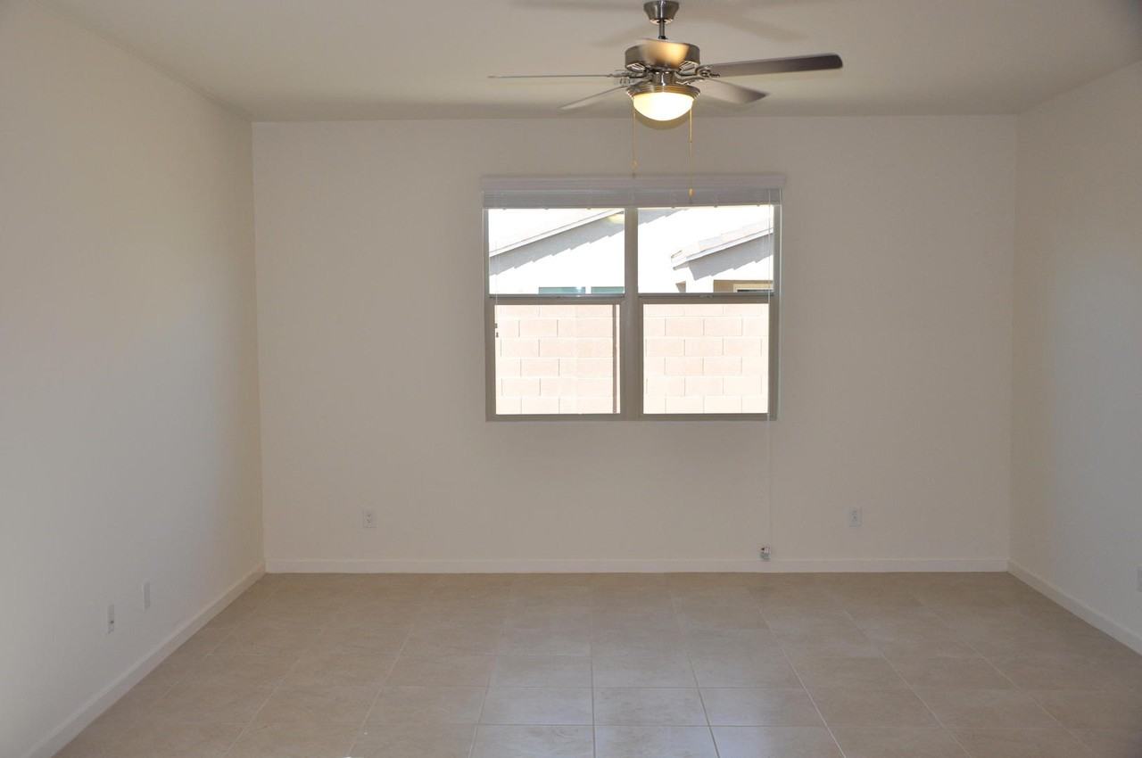 838 W Carlsbad Dr - Photo 5 of 17