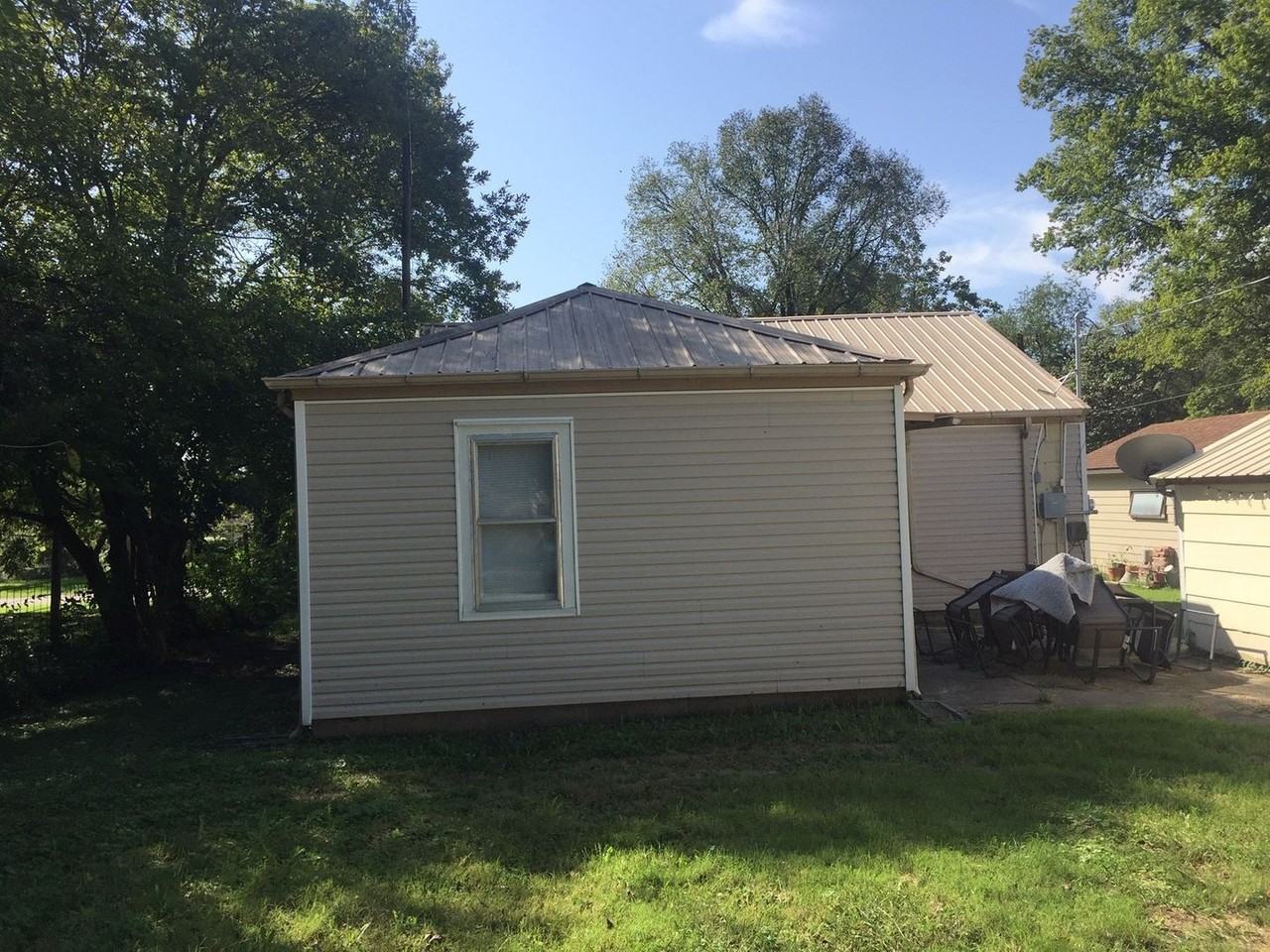 1020 Sycamore St - Photo 2 of 9