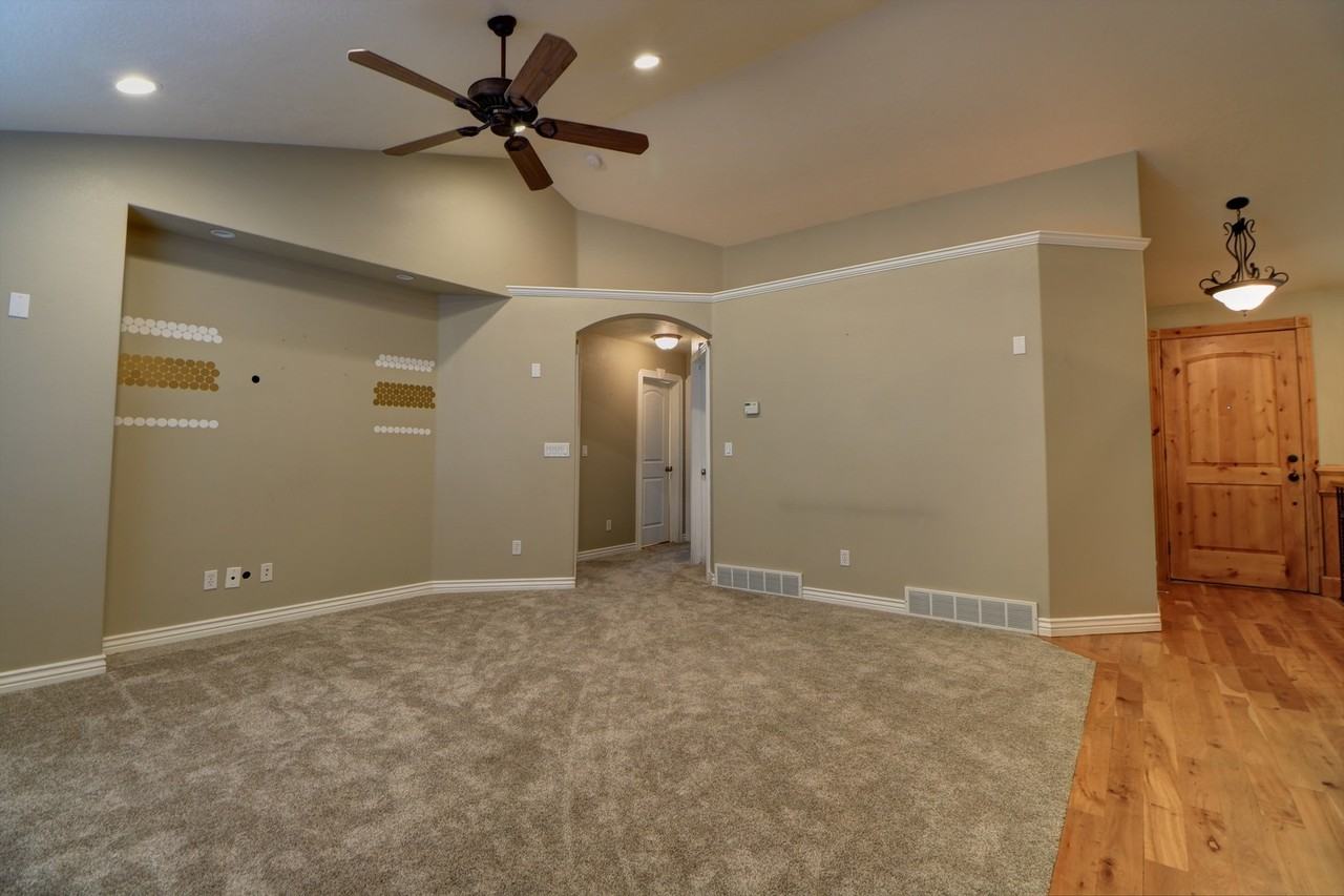 689 W 1310 N - Photo 3 of 30