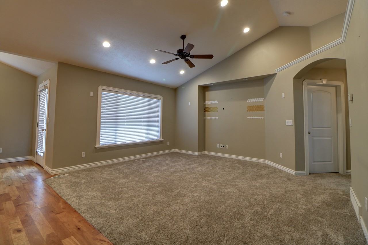 689 W 1310 N - Photo 4 of 30