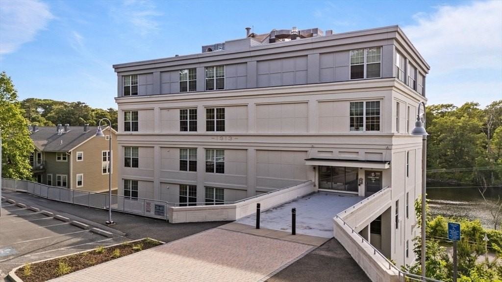 24 Cobblestone Ln #405 - Photo 2 of 18