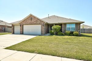 featured image of 915 Lazywood Dr