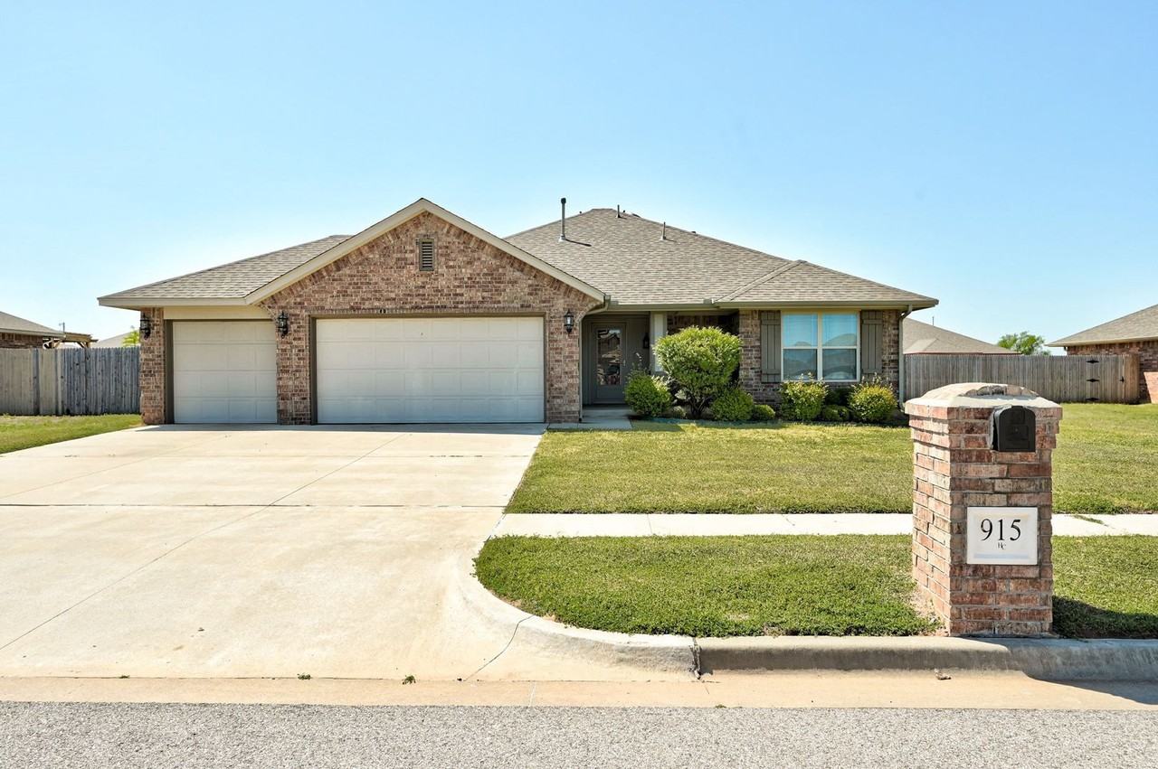 915 Lazywood Dr - Photo 2 of 39