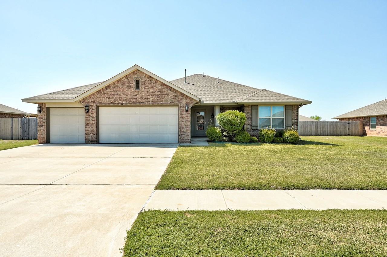 915 Lazywood Dr - Photo 3 of 39
