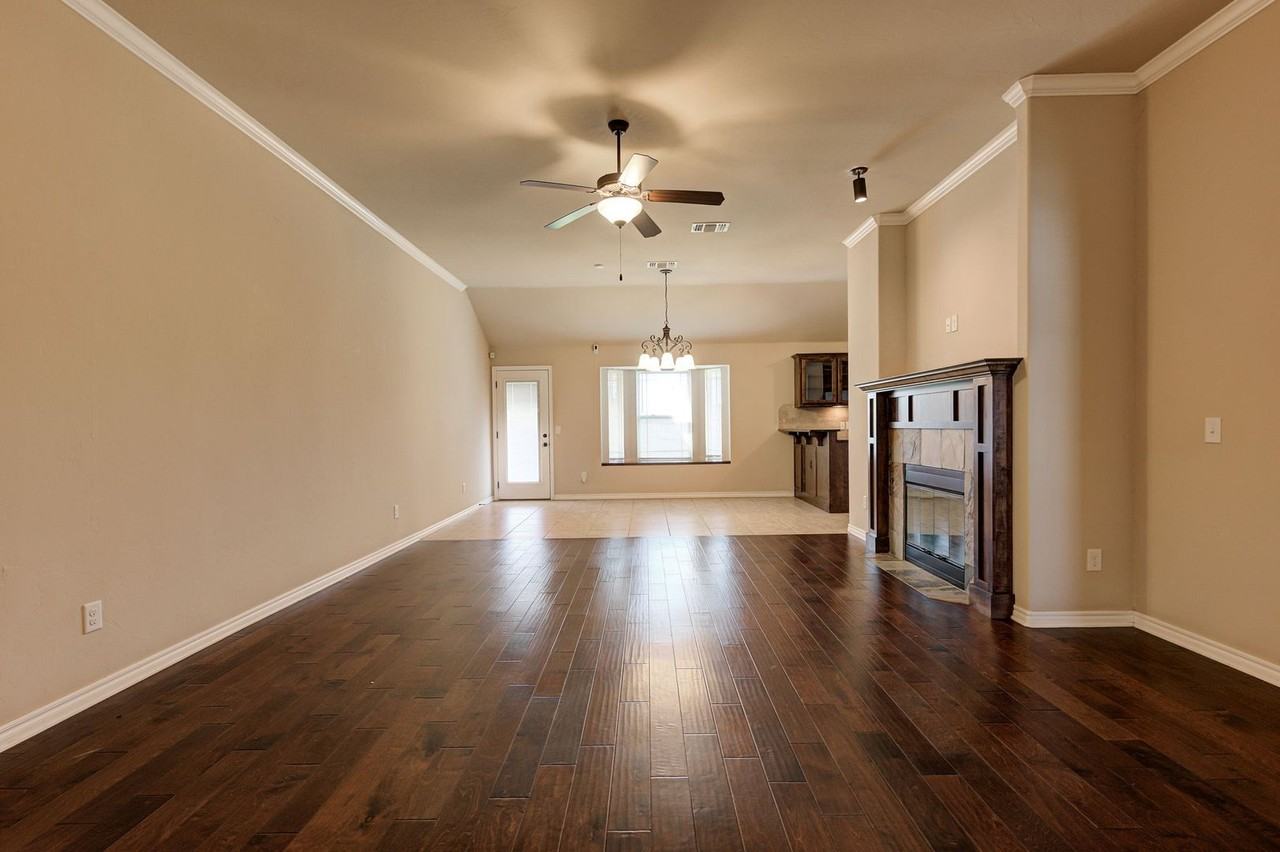 915 Lazywood Dr - Photo 7 of 39