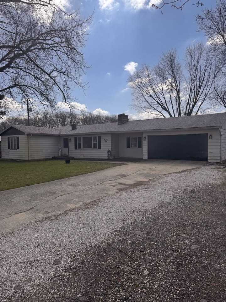 10042 Helena Dr - Photo 2 of 13