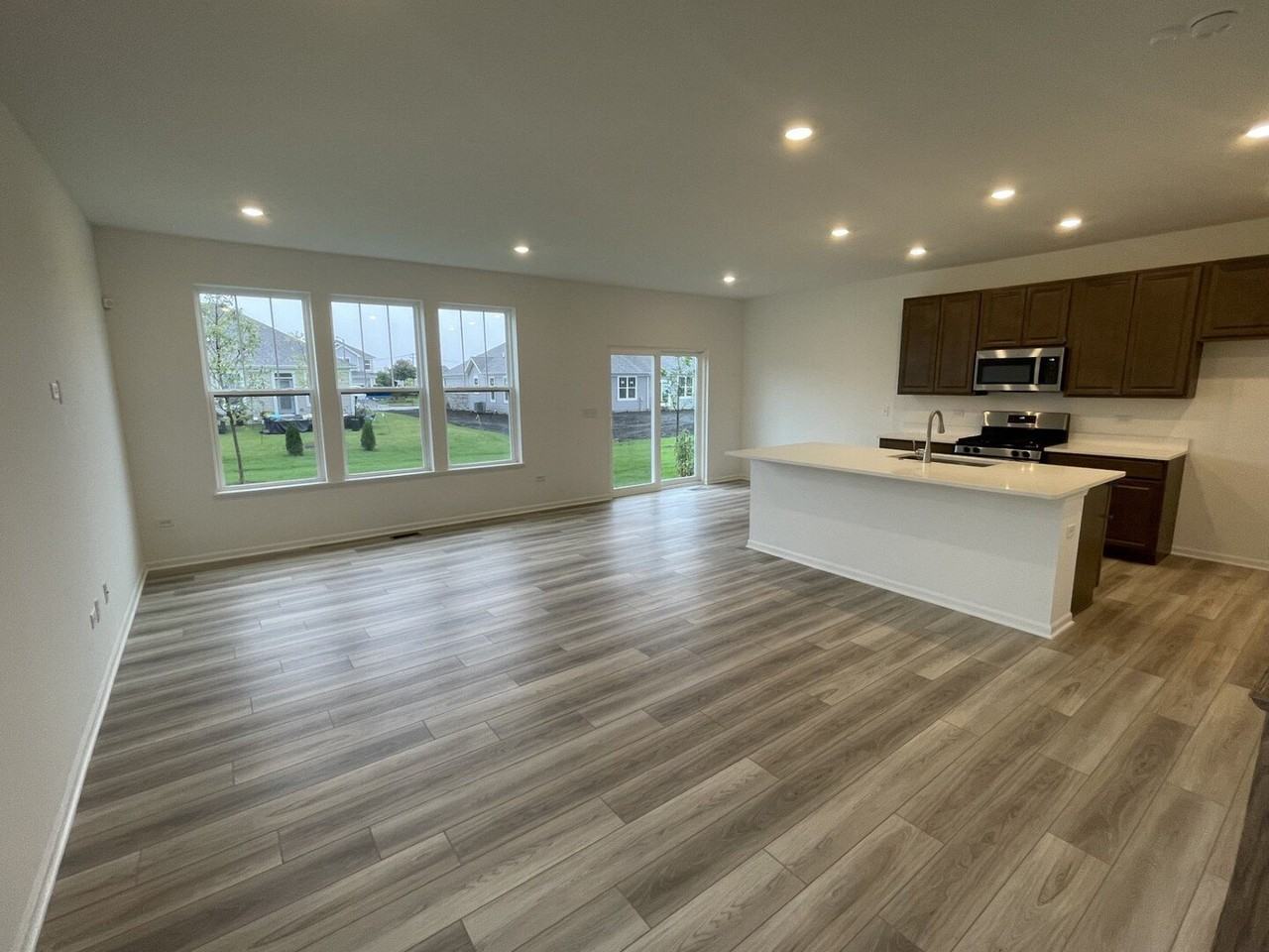 25550 W Maurice Ln - Photo 3 of 10