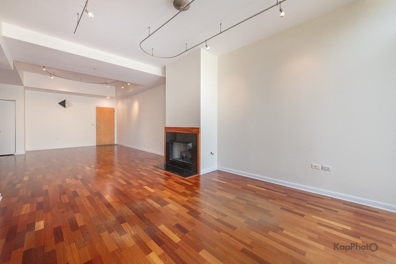 1720 Oak Ave #201 - Photo 7 of 32