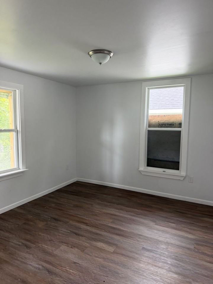 746 Barrett Pl - Photo 5 of 6