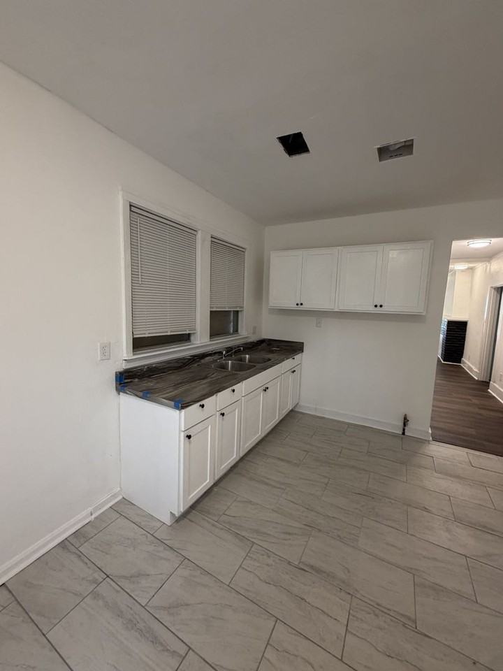 625 N Hollywood St - Photo 5 of 10