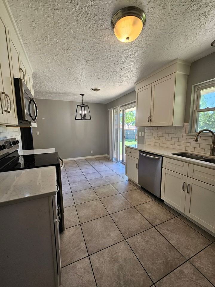 1202 Glenwood St - Photo 7 of 19
