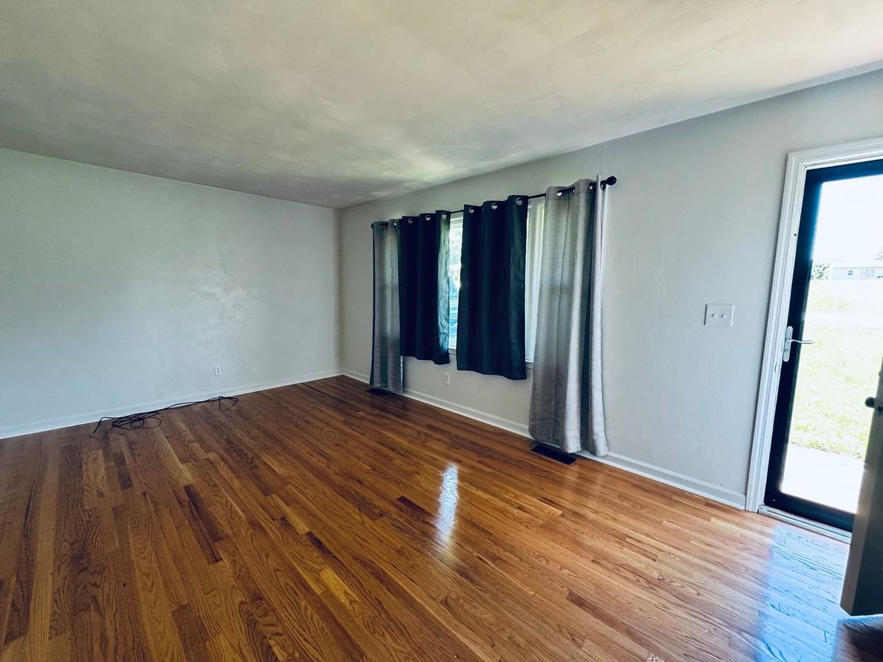 1027 Woodhaven Dr - Photo 2 of 17