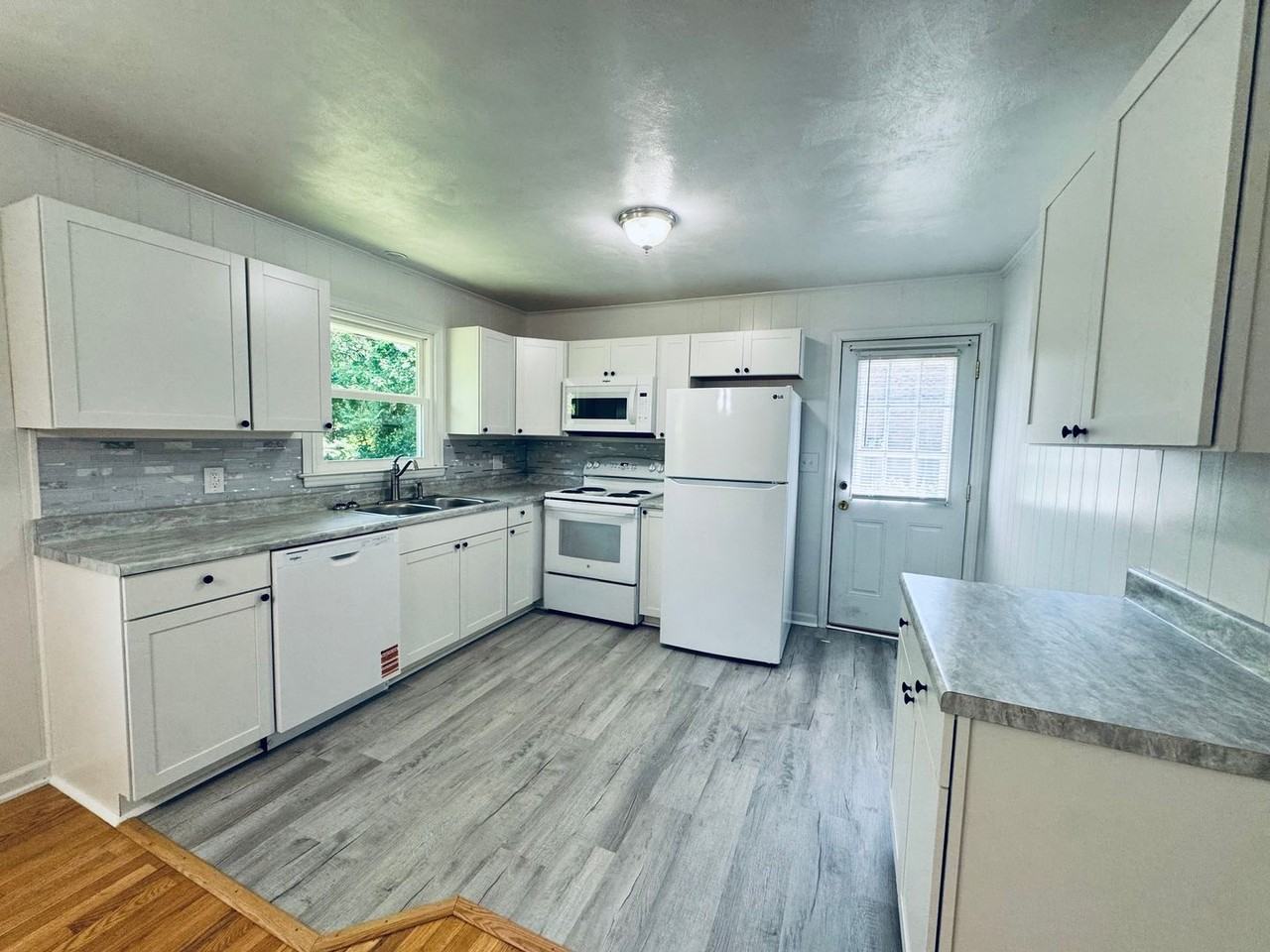 1027 Woodhaven Dr - Photo 3 of 17