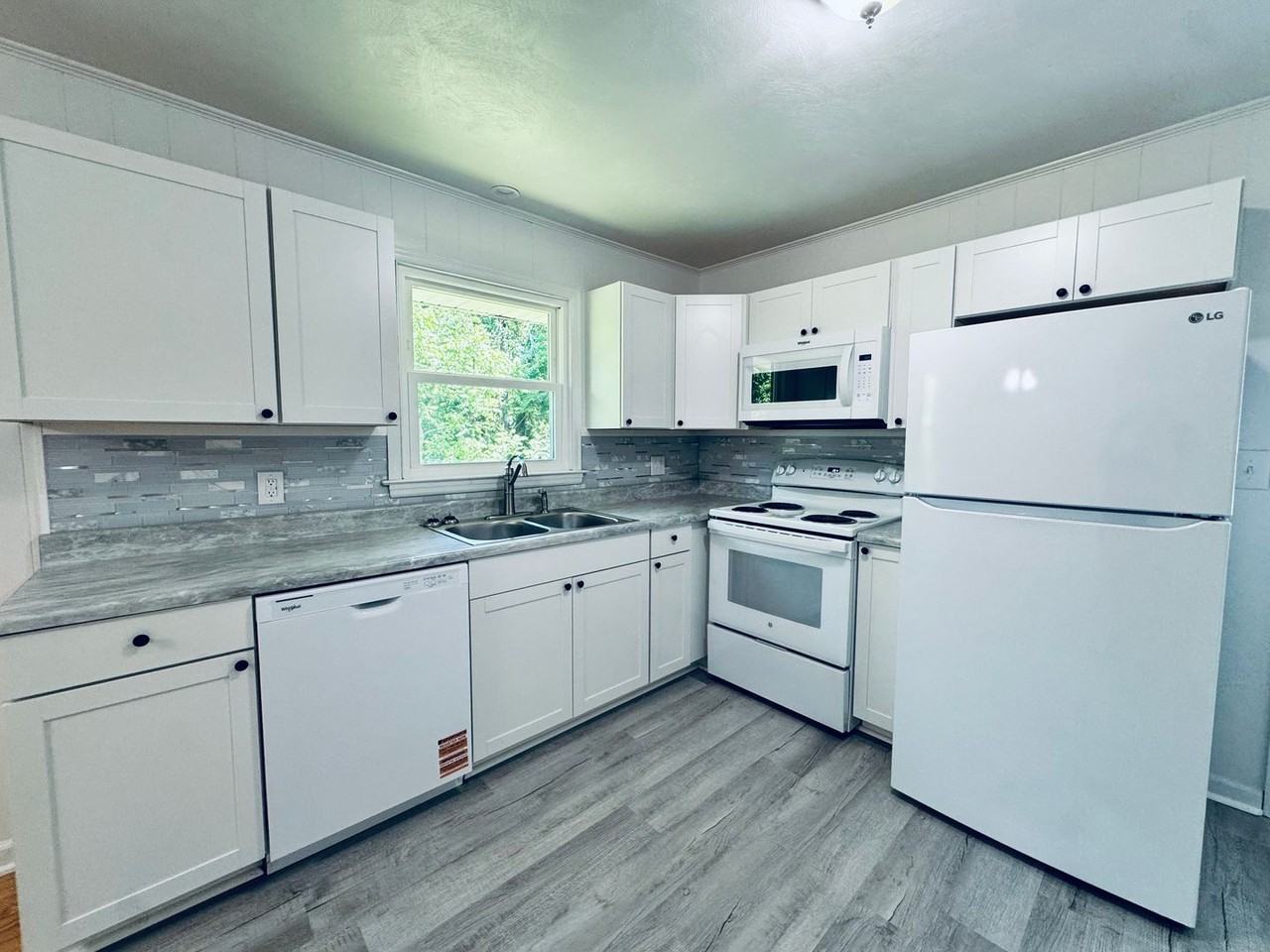 1027 Woodhaven Dr - Photo 4 of 17