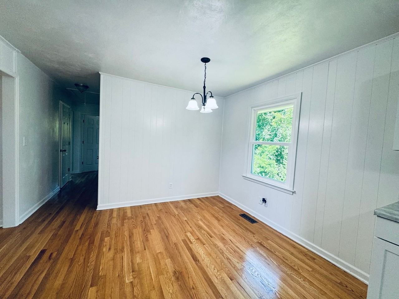 1027 Woodhaven Dr - Photo 5 of 17