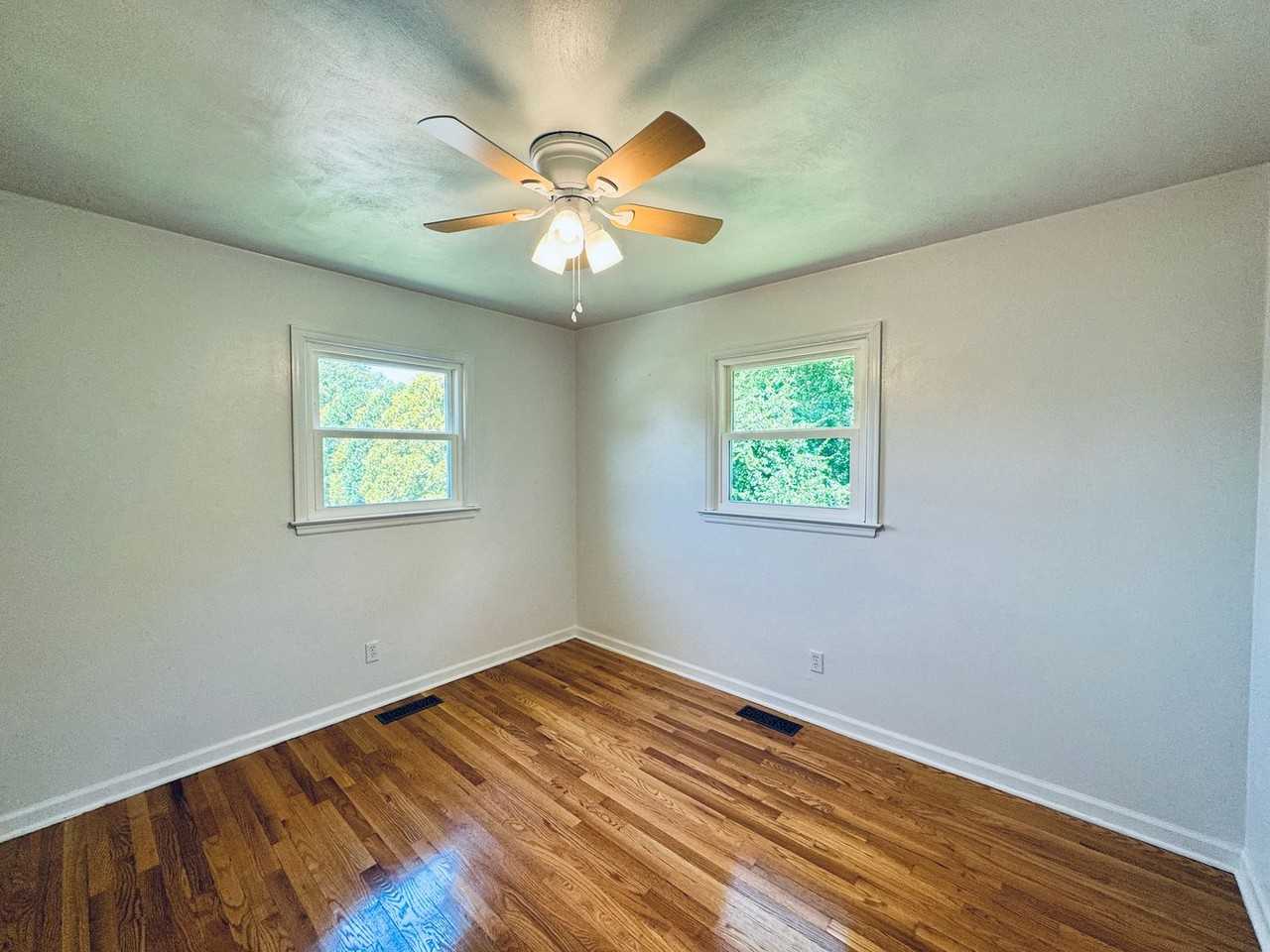 1027 Woodhaven Dr - Photo 6 of 17