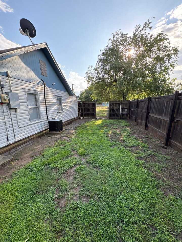2503 N Adams St - Photo 2 of 10