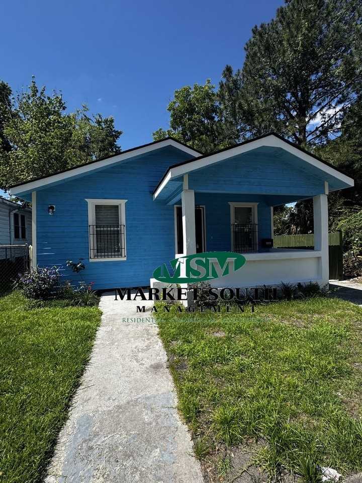 1011 W 40th St - Photo 2 of 11