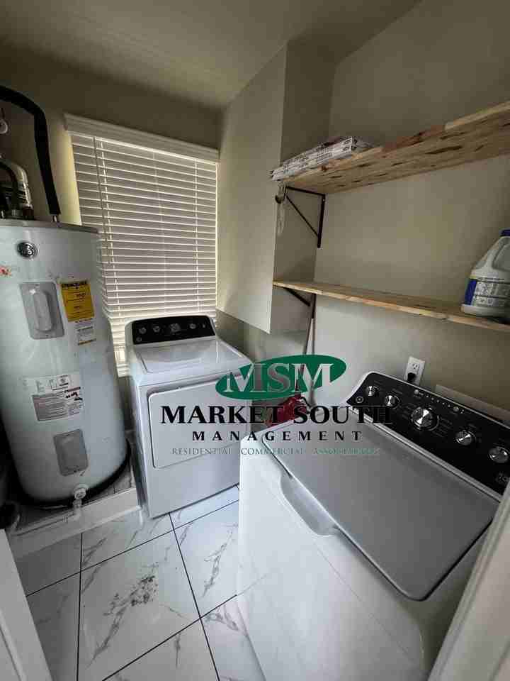 1011 W 40th St - Photo 3 of 11