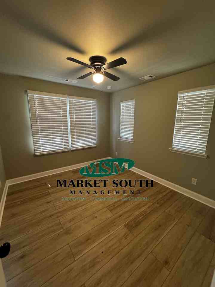 1011 W 40th St - Photo 4 of 11