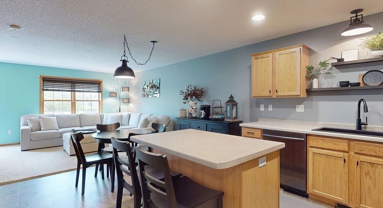 3057 Venice Ln Nw - Photo 3 of 50
