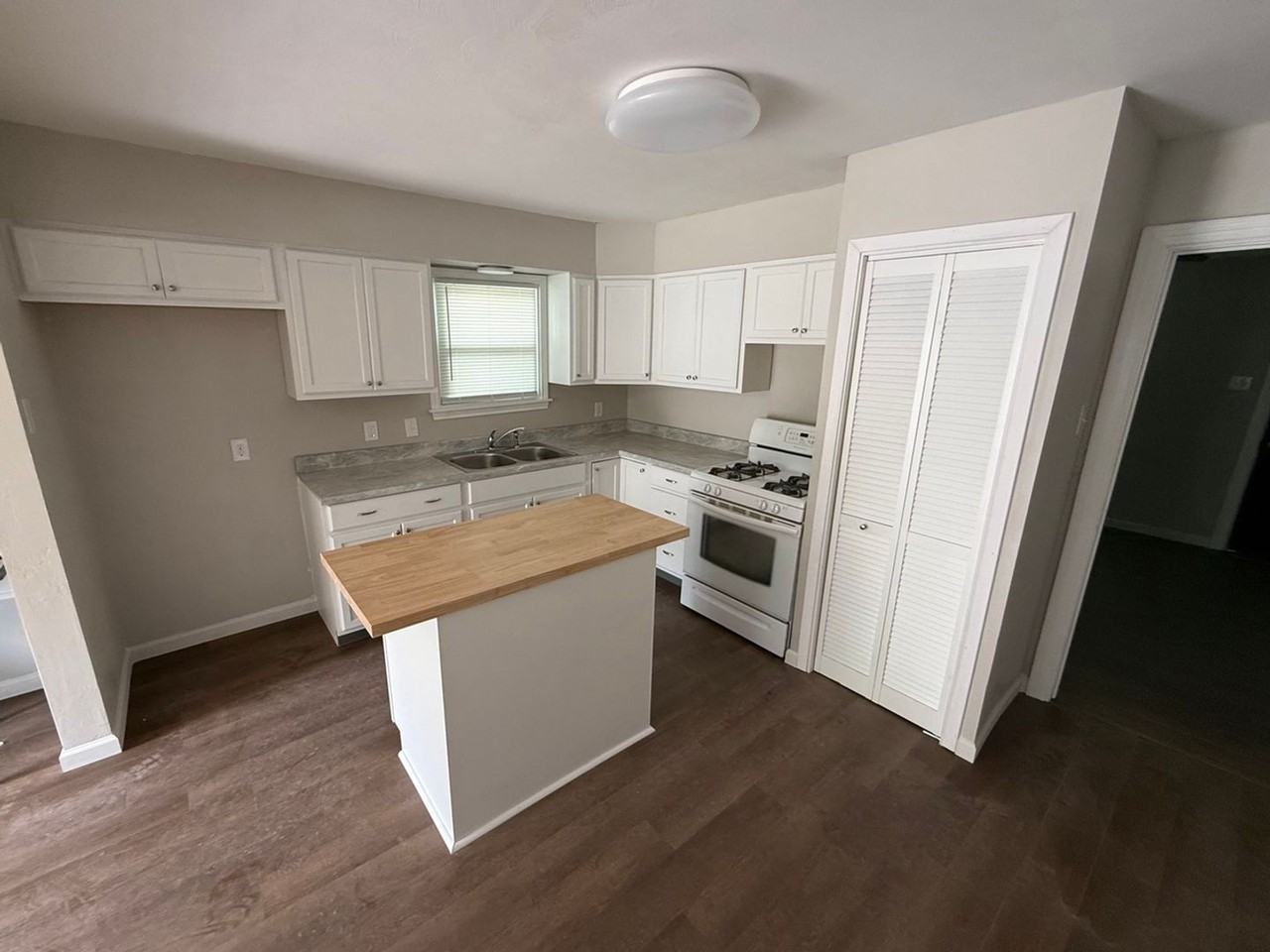801 S 17th St - Photo 3 of 8