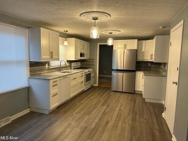 1674 Beckwith Dr - Photo 3 of 12