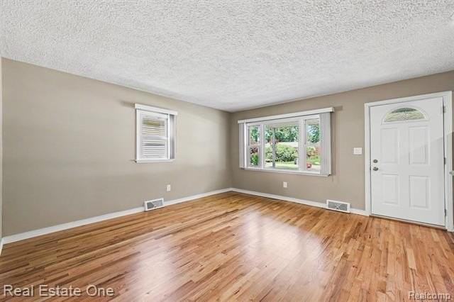 1064 Woodslee Dr - Photo 4 of 19