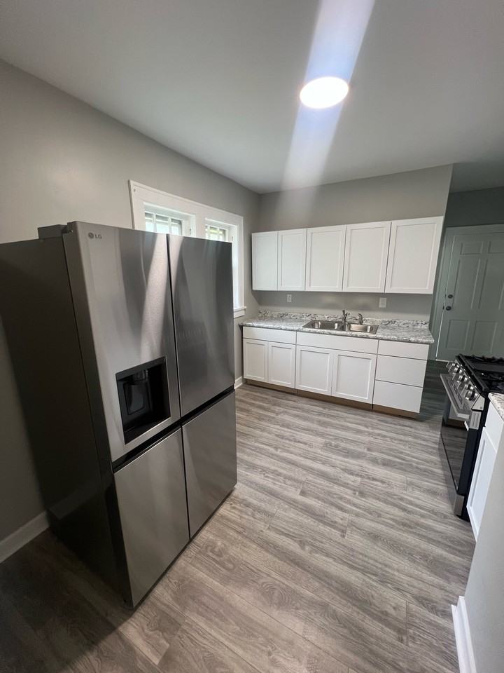 1411 Western Ave #1 - Photo 3 of 10